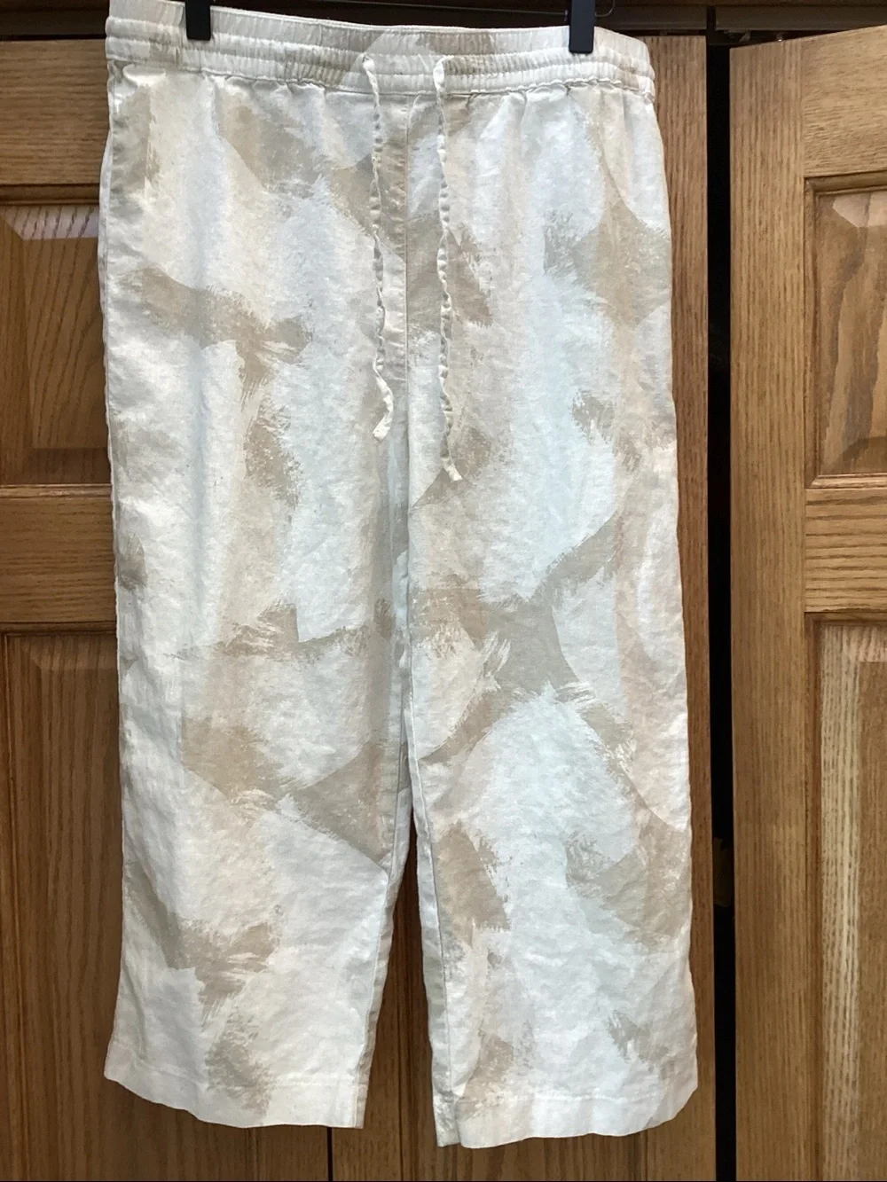 DKNY jeans cream and tan linen blend cropped pants. Women’s size medium
